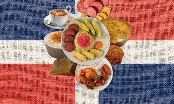Collage de platos típicos dominicanos sobre una bandera de la República Dominicana. Se observan mangú, salami, queso frito, aguacate, huevos, arroz, habichuelas, pollo guisado y otros alimentos tradicionales que representan la gastronomía del país.